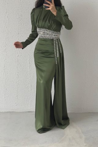 فستان سهرة أنيق من الساتان للحجاب باللون الكاكي مع ذيل مفصل بالأحجار