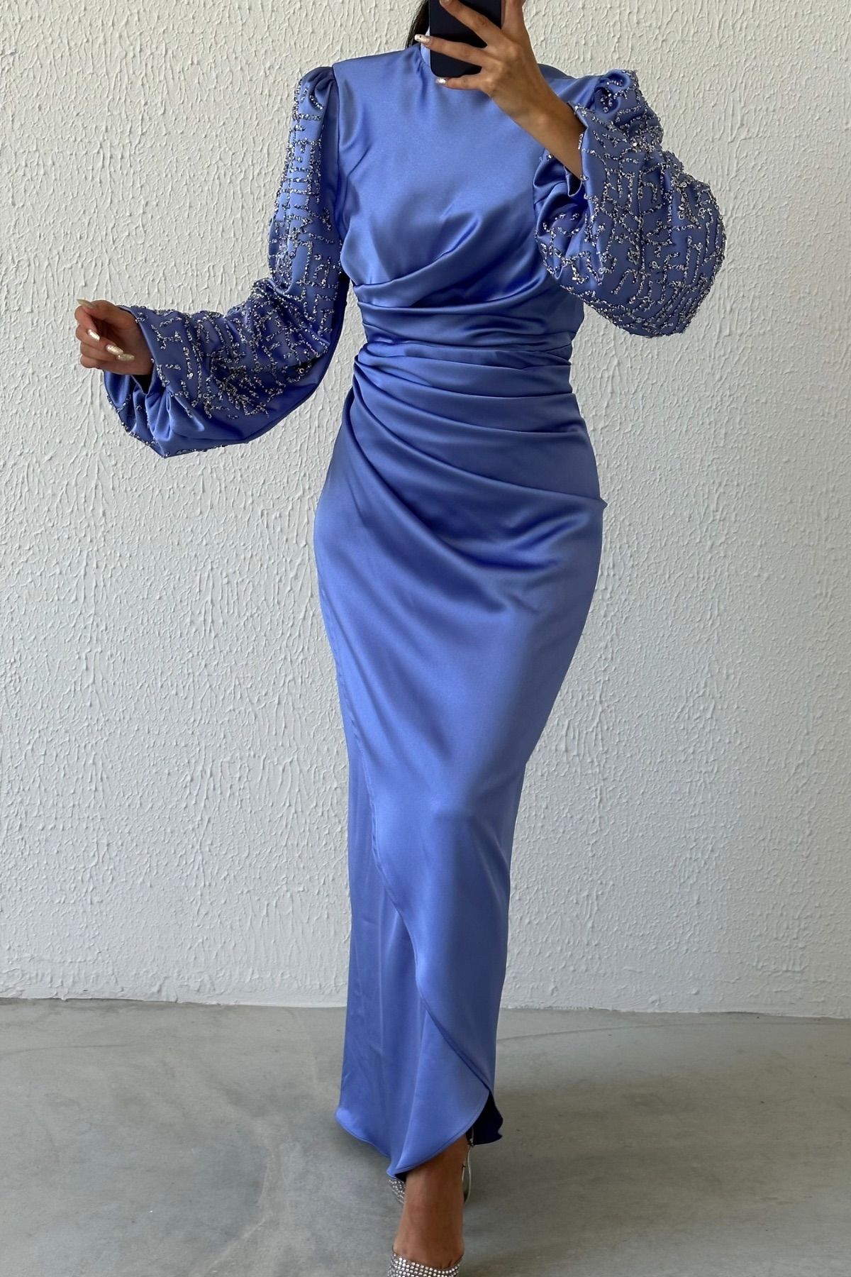 Zarif Duruş:Belden Büzgülü Kolları Taşlı Saten Tesettür Abiye İndigo