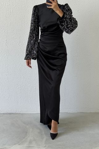 Zarif Duruş:Belden Büzgülü Kolları Taşlı Saten Tesettür Abiye Siyah