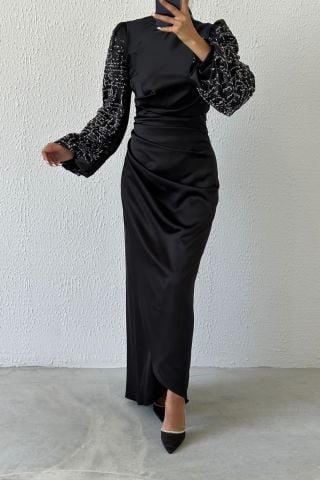 Zarif Duruş:Belden Büzgülü Kolları Taşlı Saten Tesettür Abiye Siyah