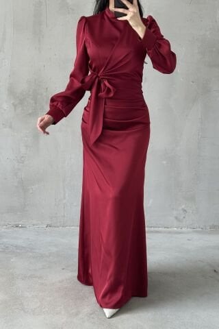 فستان سهرة ساتان مع حجاب بتفاصيل عقدة وتجمعات باللون العنابي