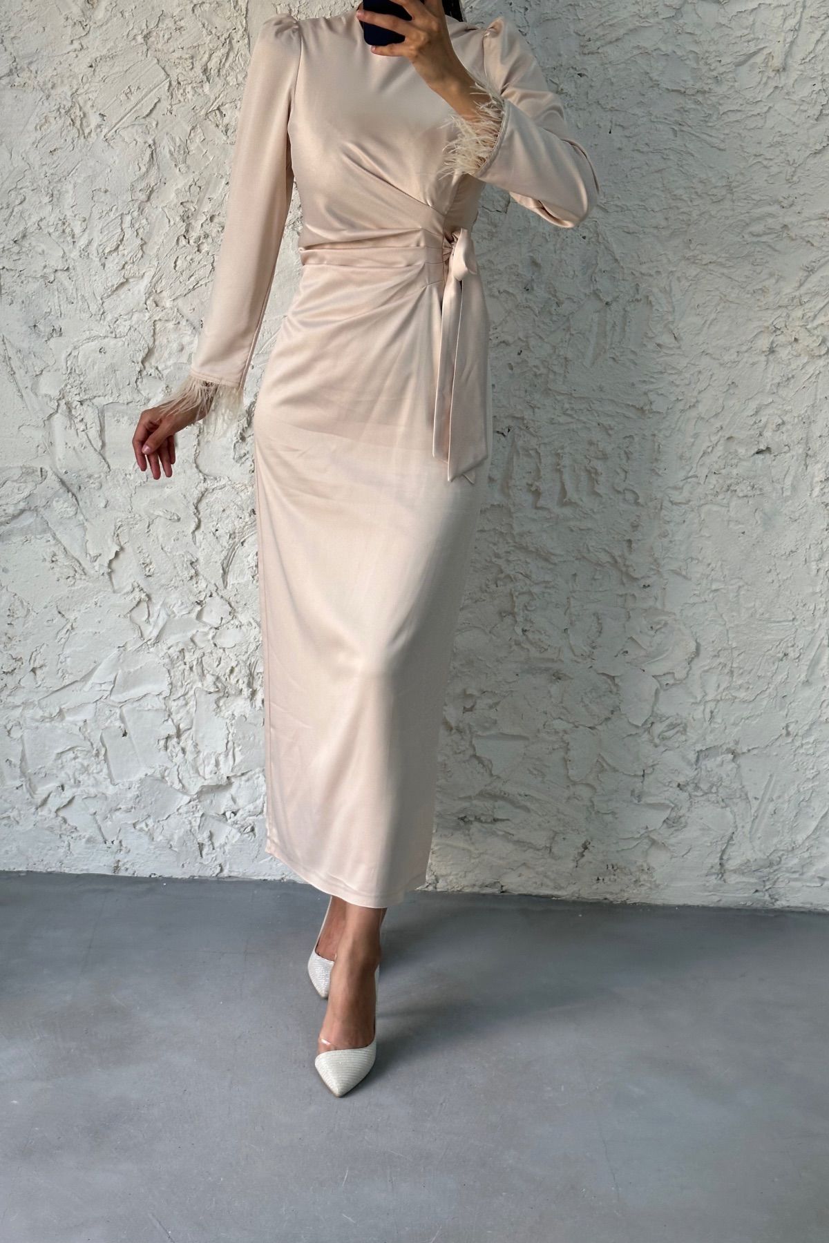 Kolu Tüylü Kalem Saten Tesettür Abiye Bej