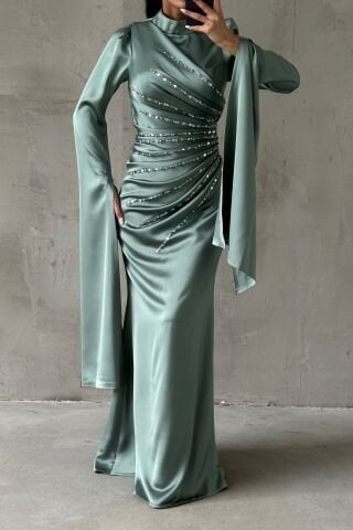 فستان سهرة ساتان للحجاب باللون الأخضر النعناعي مع تصميم فريد للأكمام