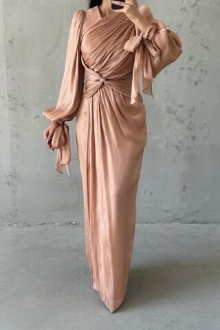 فستان سهرة أنيق بتصميم ثنيات وتفاصيل حجاب باللون النحاسي