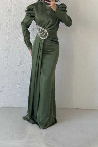 İnce Detaylarıya Eşssiz Saten Kumaş Tesettür Abiye Haki