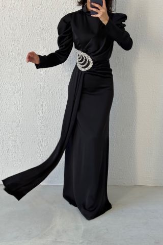 İnce Detaylarıya Eşssiz Saten Kumaş Tesettür Abiye Siyah