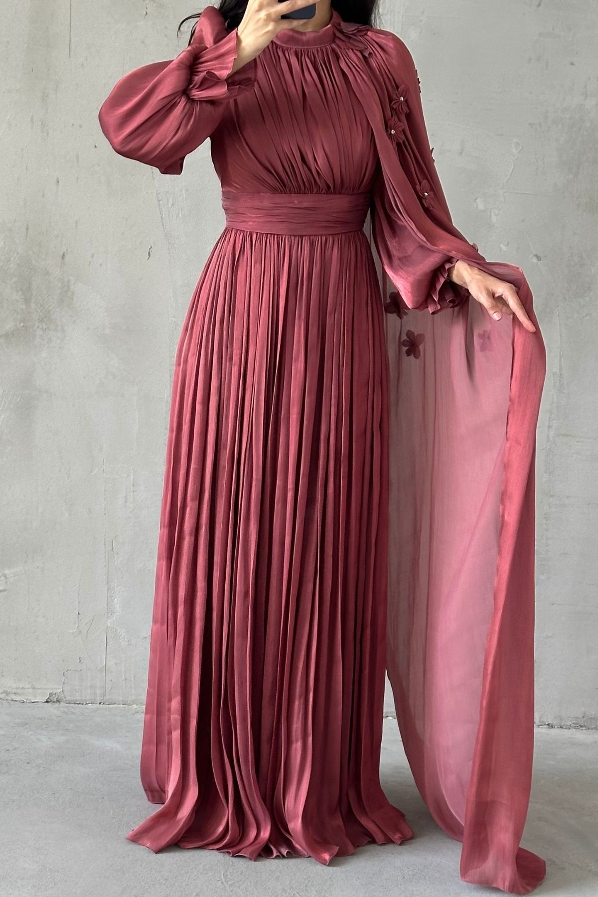 Zarif Çiçek Detaylı Janjan Tesettür Abiye Pudra