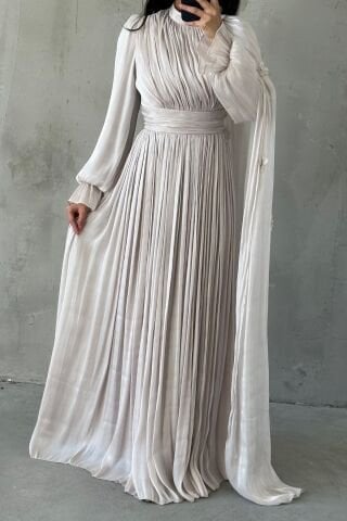 فستان سهرة أنيق من جانجان مزين بتفاصيل زهور وحجاب من الحجر