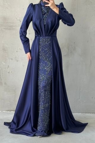 فستان سهرة ساتان مطرز بتفاصيل كيب باللون الأزرق الداكن