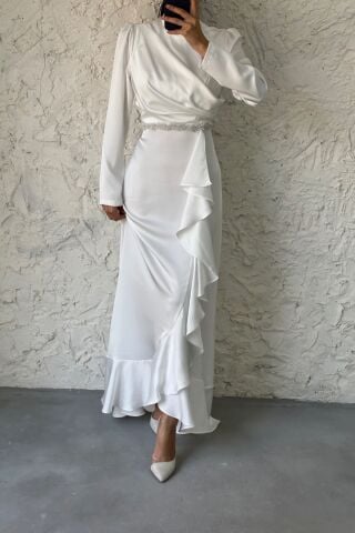 فستان سهرة من الساتان للحجاب إكرو مع تفاصيل خرز على الخصر