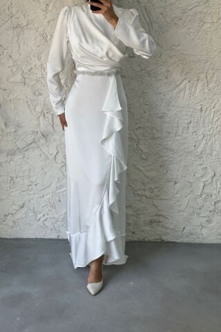 فستان سهرة من الساتان للحجاب إكرو مع تفاصيل خرز على الخصر