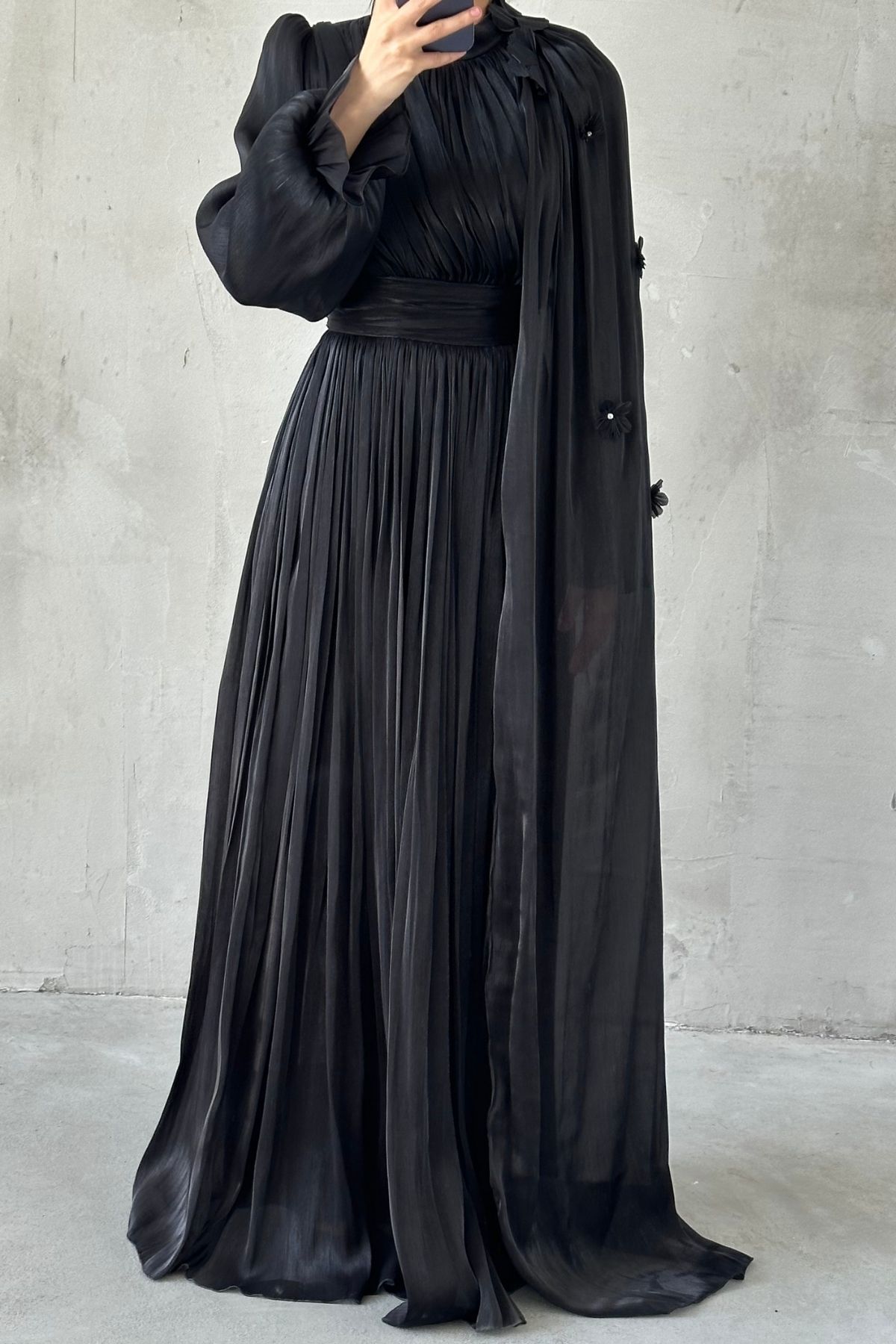 Zarif Çiçek Detaylı Janjan Tesettür Abiye Siyah