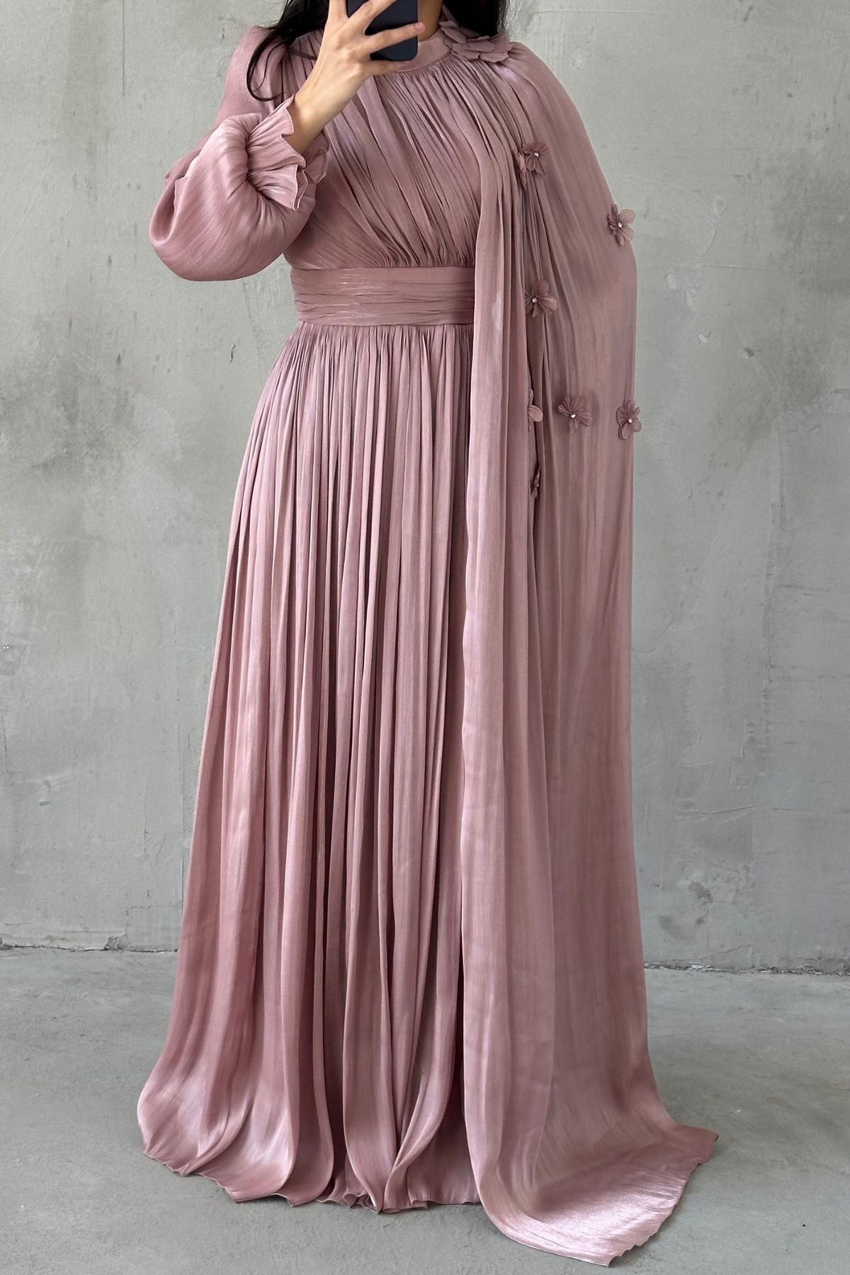 Zarif Çiçek Detaylı Janjan Tesettür Abiye Vizon