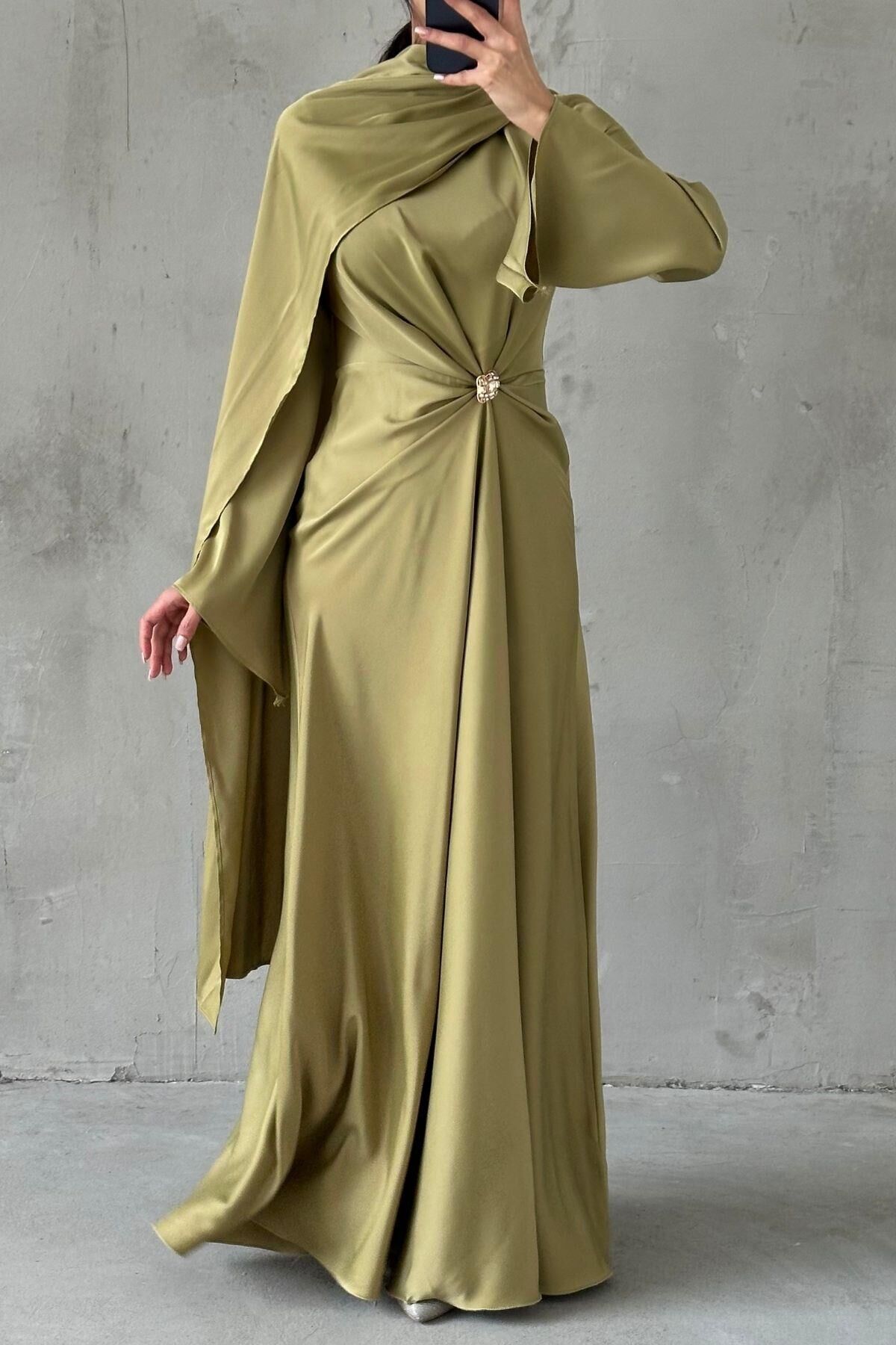 Flowing Fabric and Brooch Detailed Satin Hijab Evening Dress Oil Green