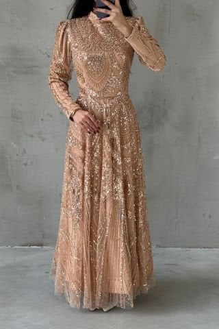 فستان سهرة أنيق مطرز باللون النحاسي