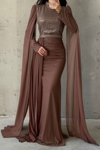 فستان سهرة بحجاب شيفون وأكمام بتصميم لامع باللون البني