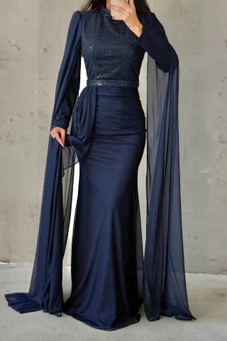 فستان سهرة من الشيفون بأكمام ذات تصميم لامع، باللون الأزرق الداكن