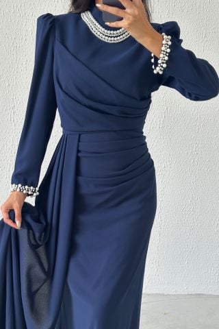 İncilerle Süslenmiş Şık Krep Tesettür Abiye Lacivert