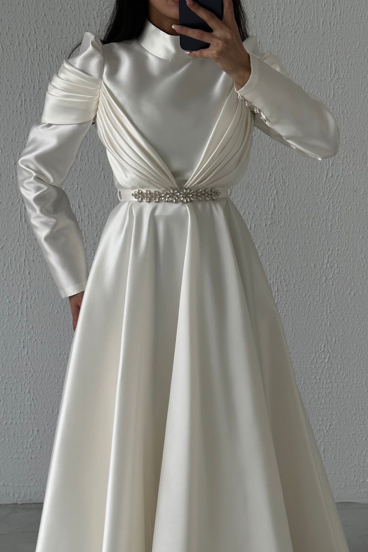 رمز الأناقة فستان سهرة من الساتان للحجاب إكرو