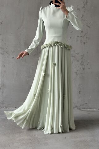 فستان سهرة من إيدا حجاب، لون أخضر نعناعي