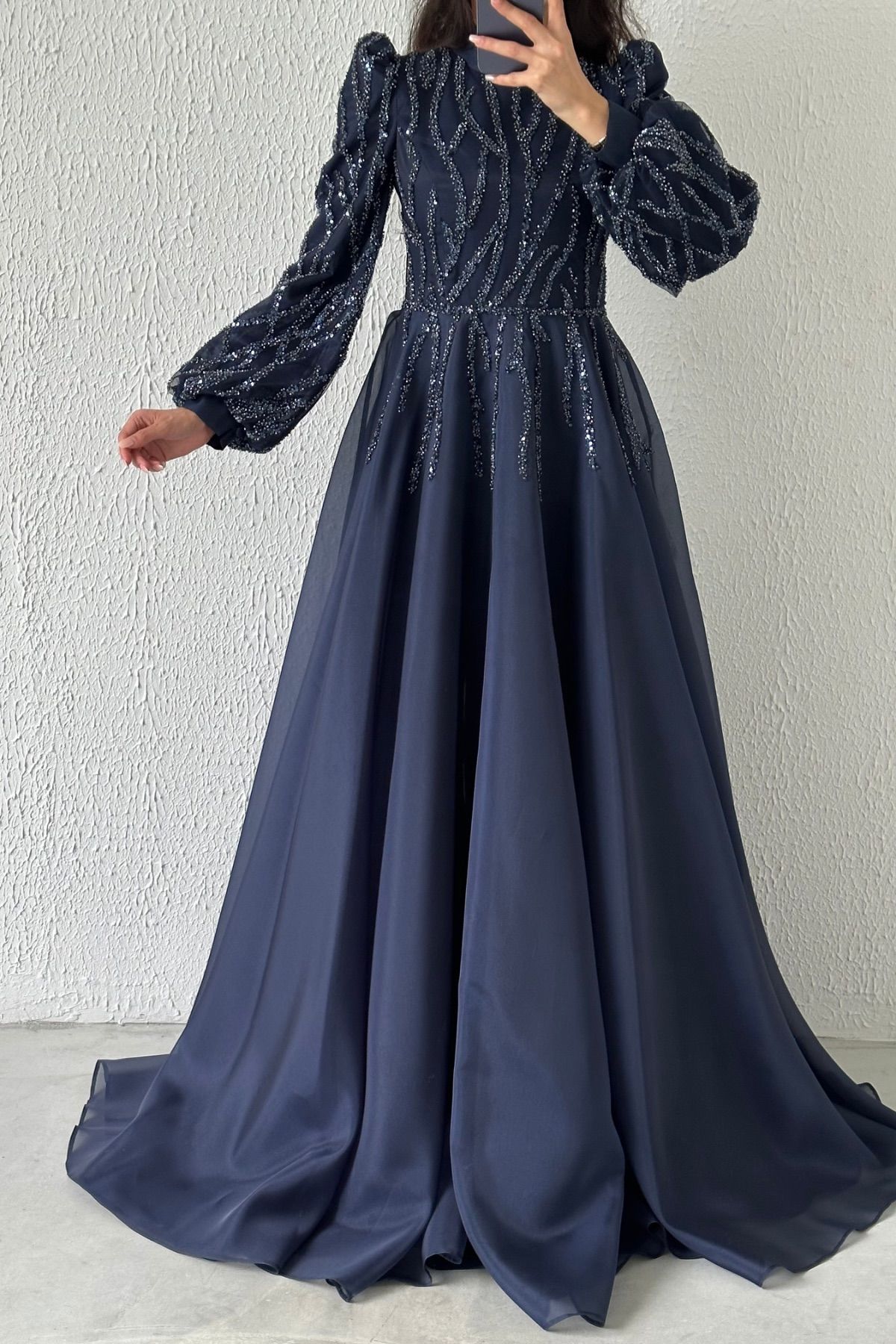 Sonsuz Şıklık: Organze İşlemeli Tesettür Abiye Lacivert