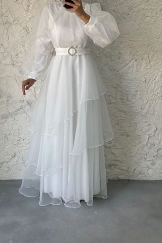 فستان سهرة للحجاب بطبقات من التول إكرو