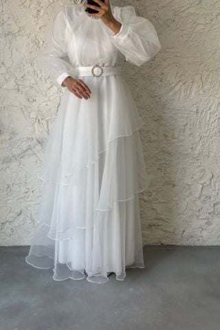 فستان سهرة للحجاب بطبقات من التول إكرو