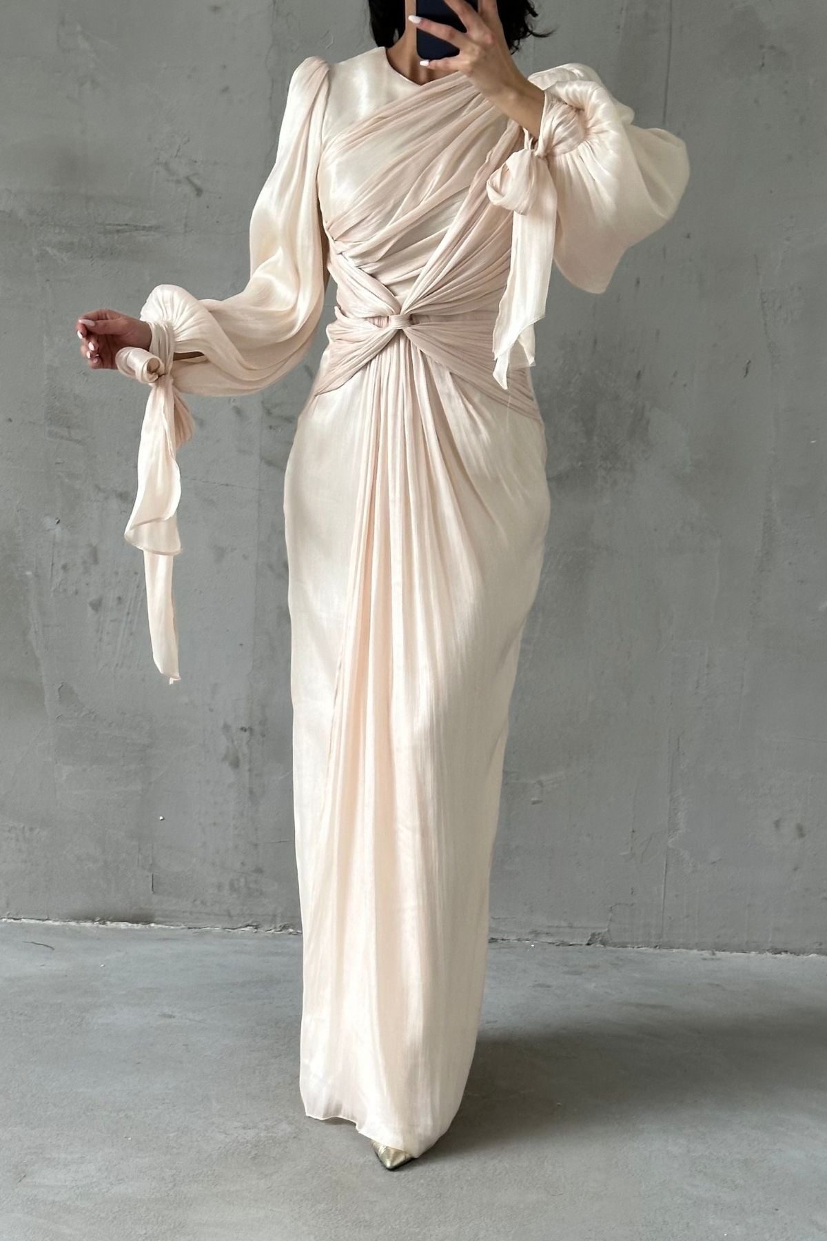 Zarif Tasarım Drape Detaylı Tesettür Abiye Ekru