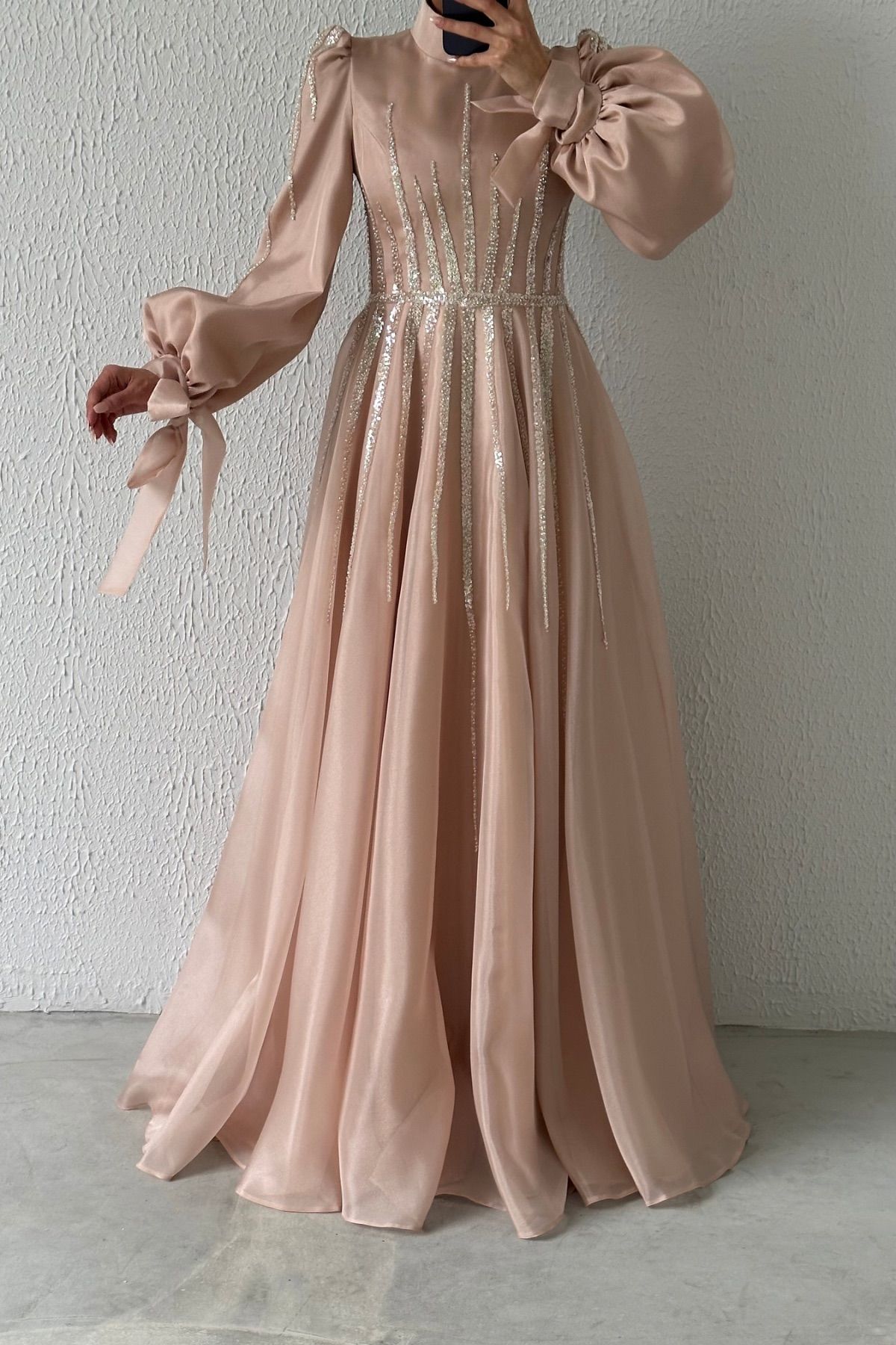 Rahat Bağlamalı Kol Detaylı Organze Tesettür Abiye Pudra