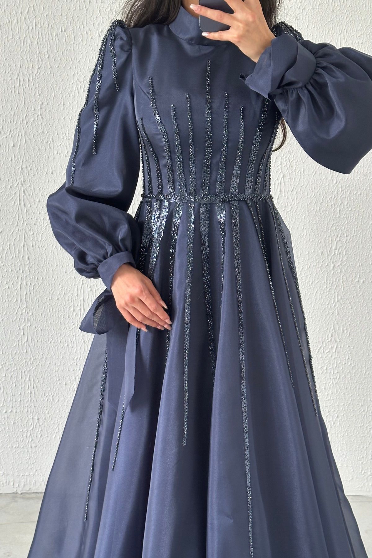 Rahat Bağlamalı Kol Detaylı Organze Tesettür Abiye Lacivert