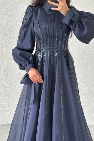 فستان سهرة مريح بأكمام مربوطة وحجاب من الأورجانزا باللون الأزرق الداكن