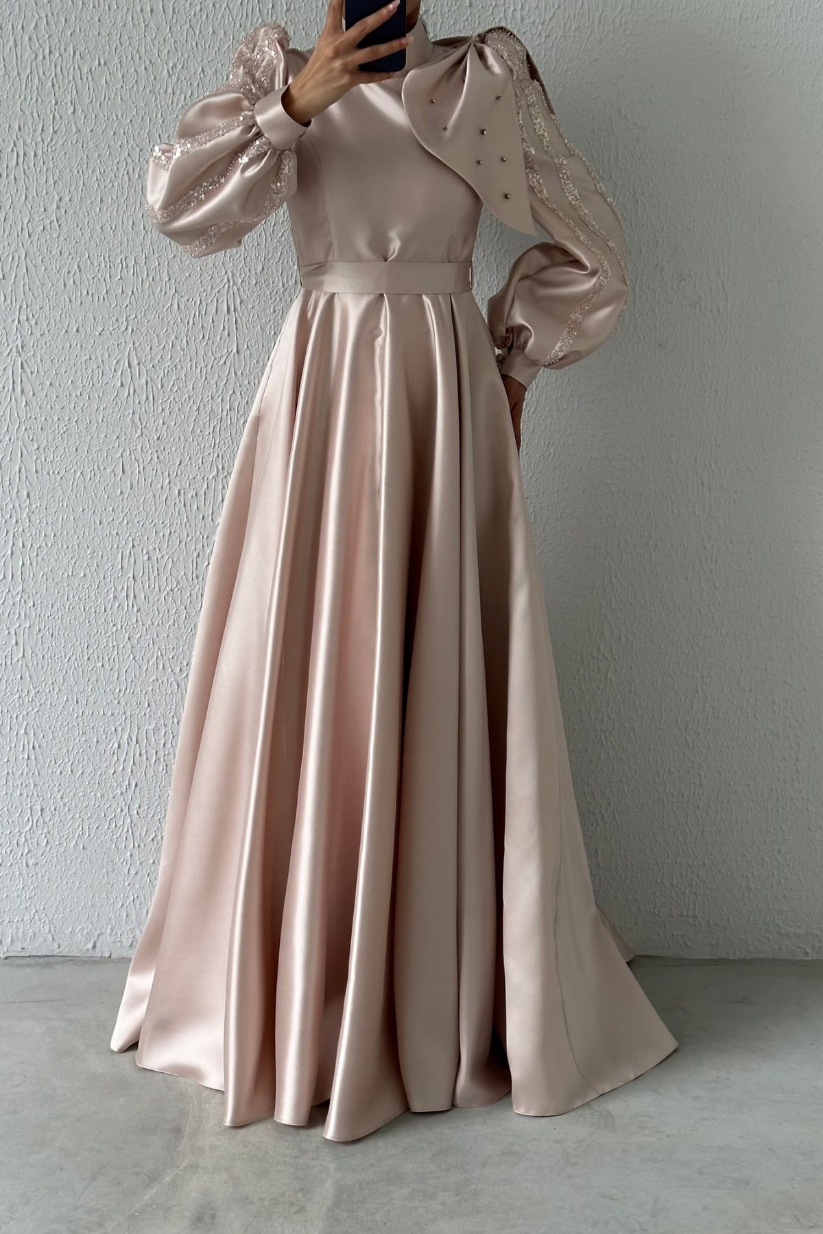 Saten İncisi: Omuzdan Dökülen Tesettür Abiye Pudra