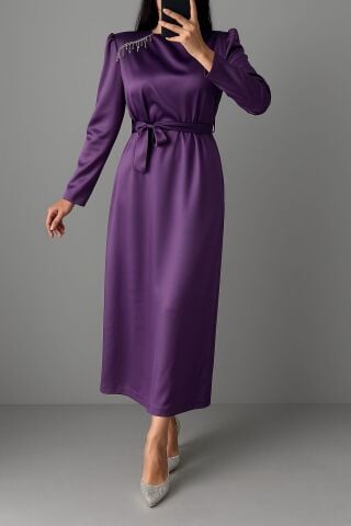 Omuzdan Taş Detaylı Kemerli Saten Tesettür Abiye Lila