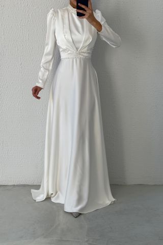 فستان سهرة بتصميم عصري من الساتان للحجاب إكرو