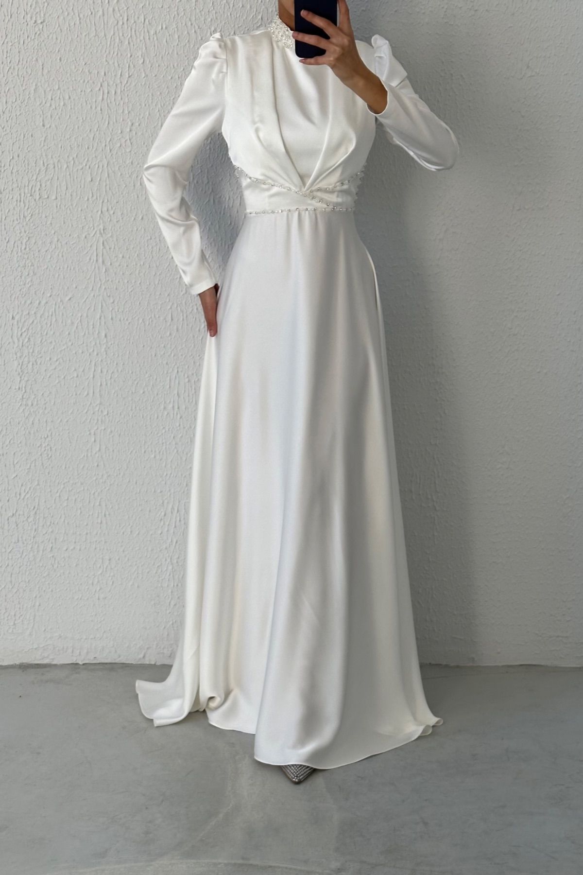 فستان سهرة بتصميم عصري من الساتان للحجاب إكرو