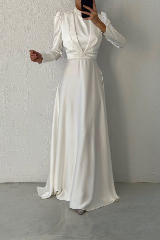 فستان سهرة بتصميم عصري من الساتان للحجاب إكرو