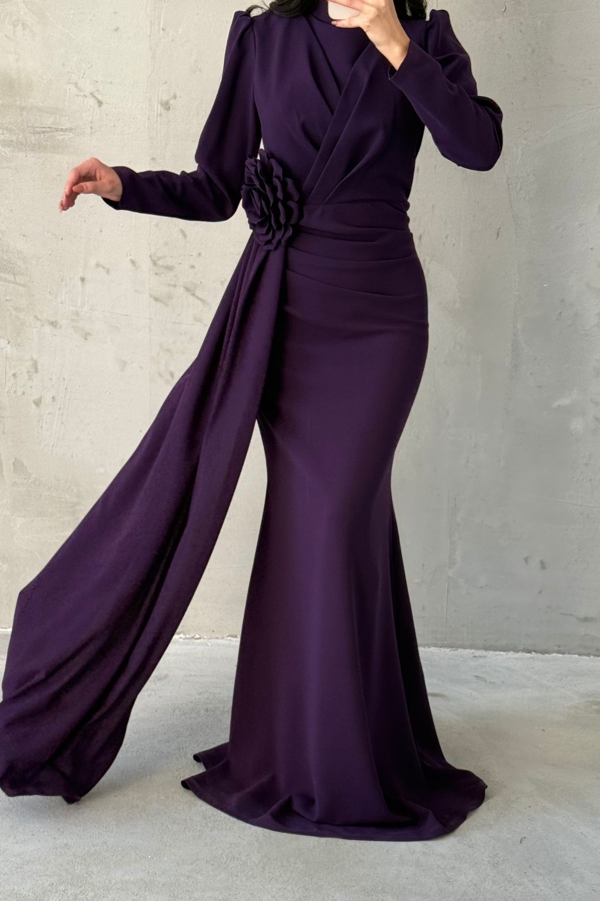 Kuyruklu Krep Kumaş Gül Detaylı Tesettür Abiye Mor