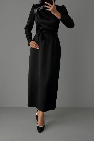 Omuzdan Taş Detaylı Kemerli Saten Tesettür Abiye Siyah