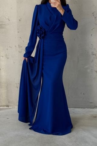 Kuyruklu Krep Kumaş Gül Detaylı Tesettür Abiye Saks Mavisi