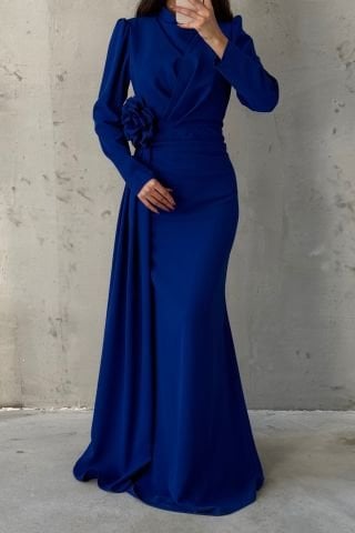 Kuyruklu Krep Kumaş Gül Detaylı Tesettür Abiye Saks Mavisi