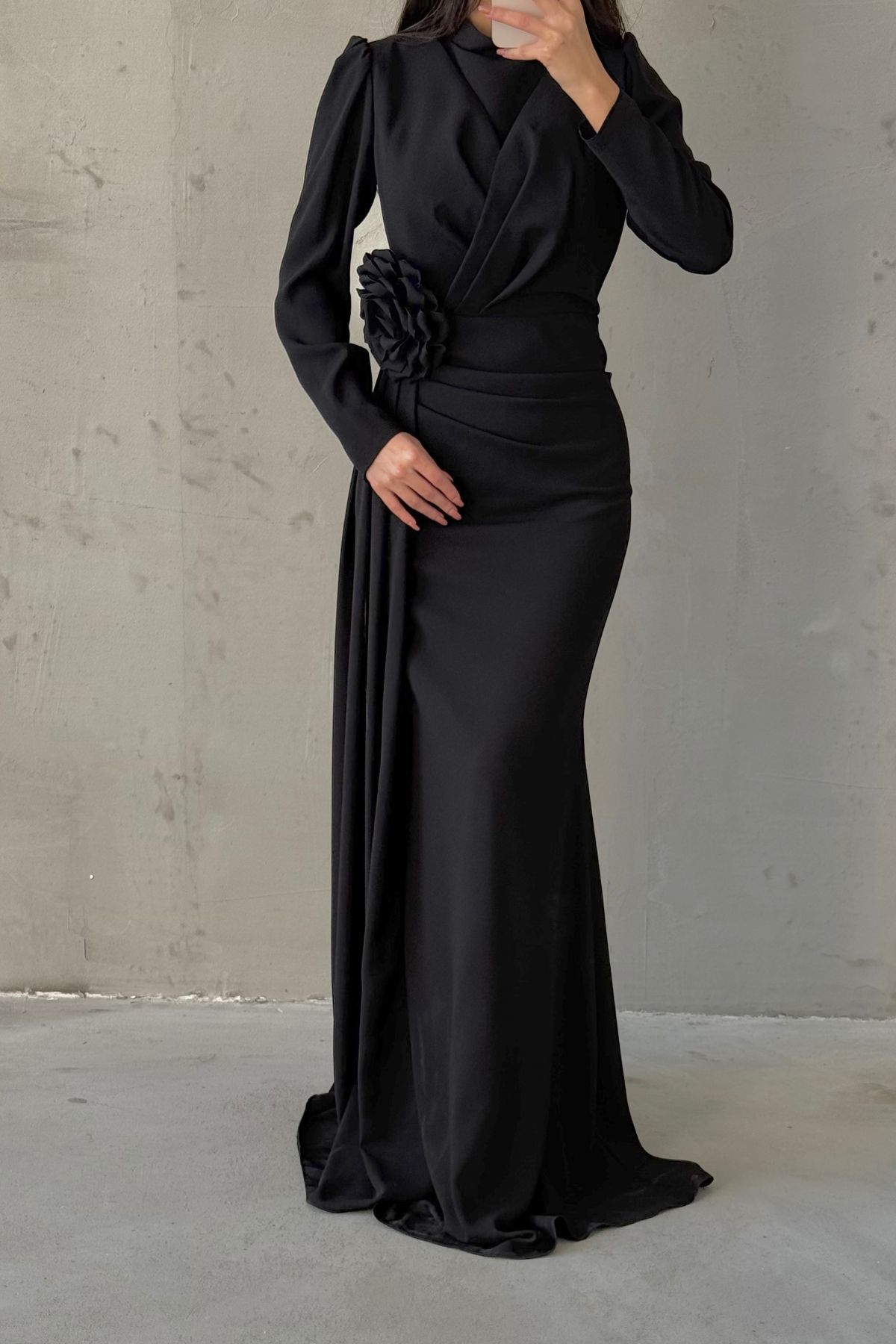 Kuyruklu Krep Kumaş Gül Detaylı Tesettür Abiye Siyah