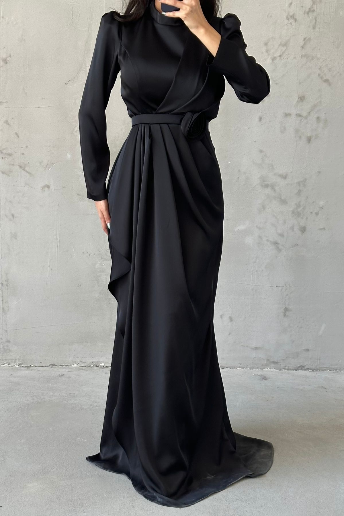 Gül Zarafetli Saten Tesettür Abiye Siyah