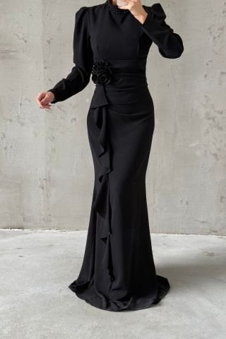 Önü Fırfırlı Gül Broşlu Krep Tesettür Abiye Siyah