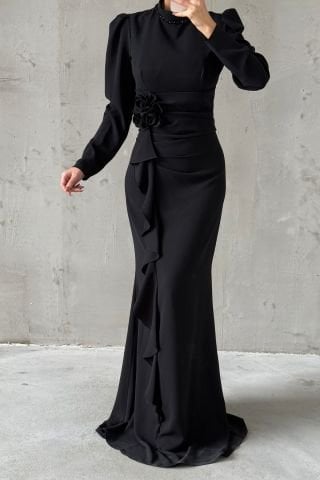 Önü Fırfırlı Gül Broşlu Krep Tesettür Abiye Siyah