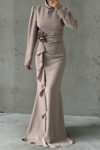 Önü Fırfırlı Gül Broşlu Krep Tesettür Abiye Taş