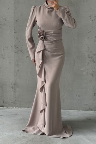 Önü Fırfırlı Gül Broşlu Krep Tesettür Abiye Taş