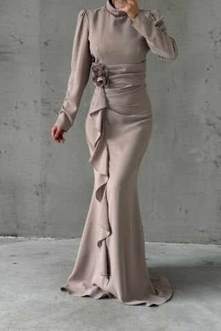 Önü Fırfırlı Gül Broşlu Krep Tesettür Abiye Taş