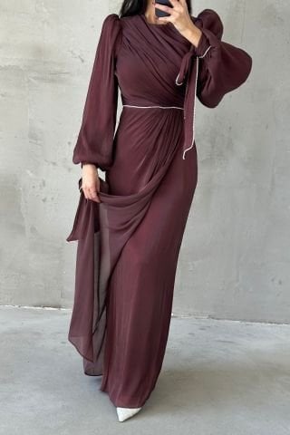 İncilerle Süslenmiş Zarif Tesettür Abiye Kahverengi