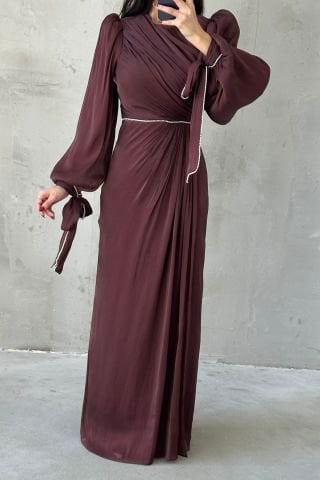 İncilerle Süslenmiş Zarif Tesettür Abiye Kahverengi