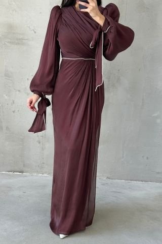 İncilerle Süslenmiş Zarif Tesettür Abiye Kahverengi